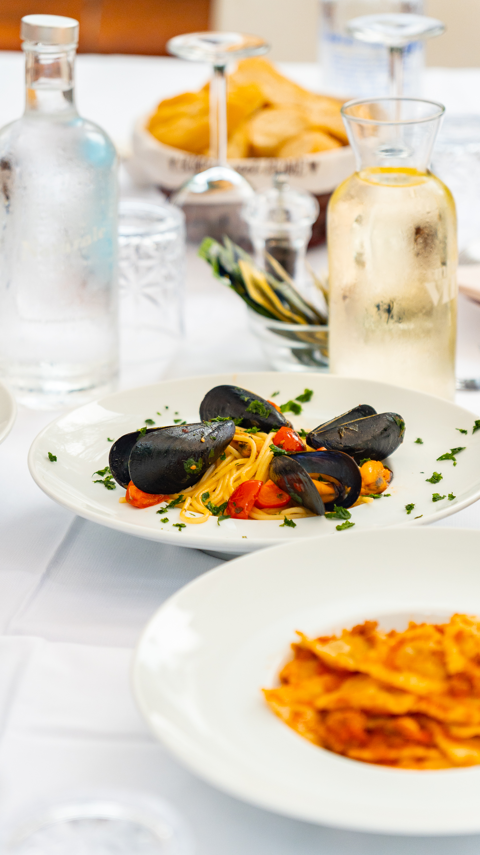 La sala di Bogey 19 — tavola apparecchiata con i piatti della cucina ligure