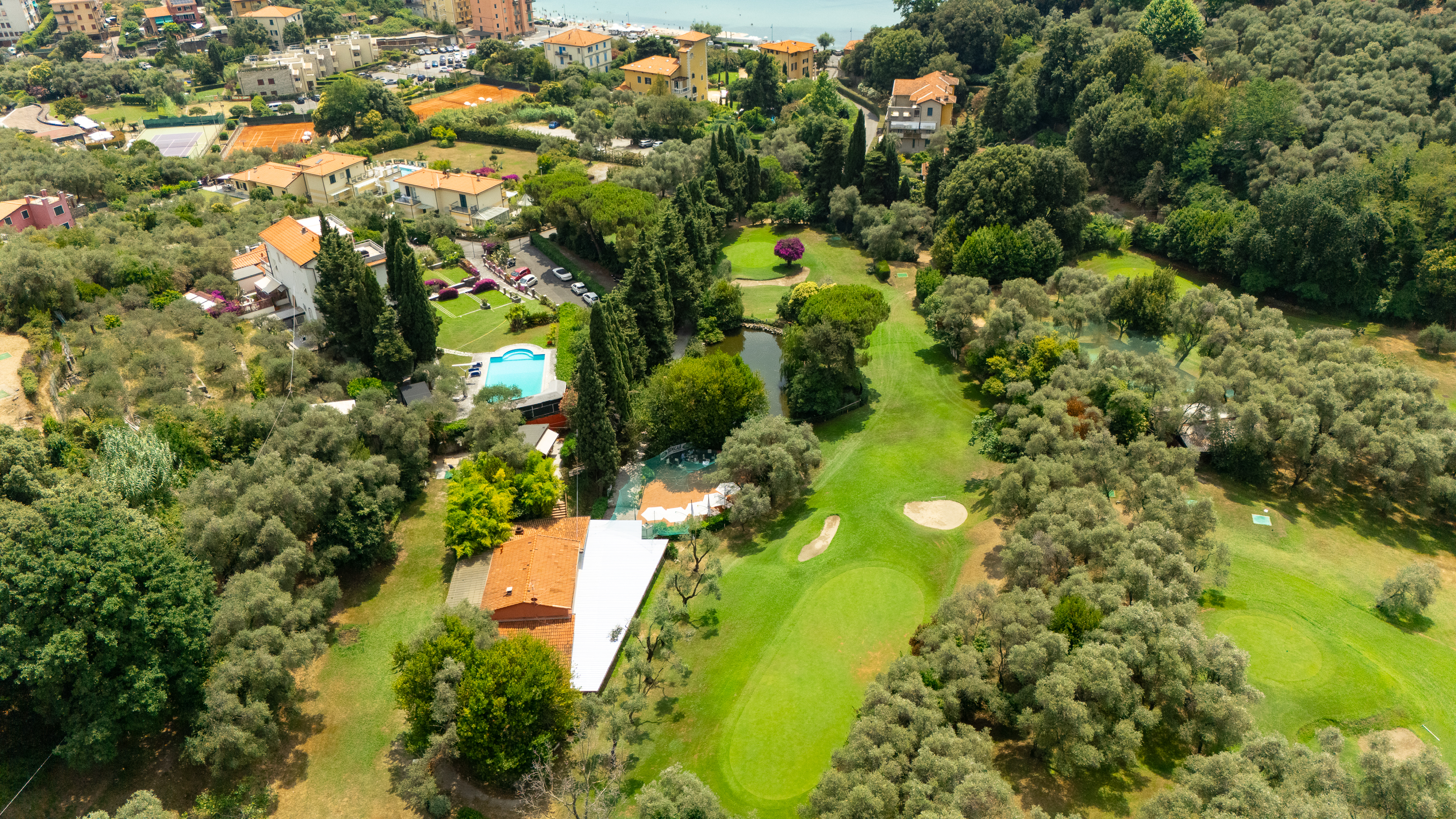 Vista aerea del Golf Club di Lerici con il Golfo dei Poeti